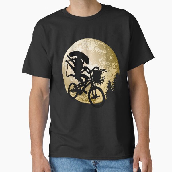 Alien saves an egg T-Shirt